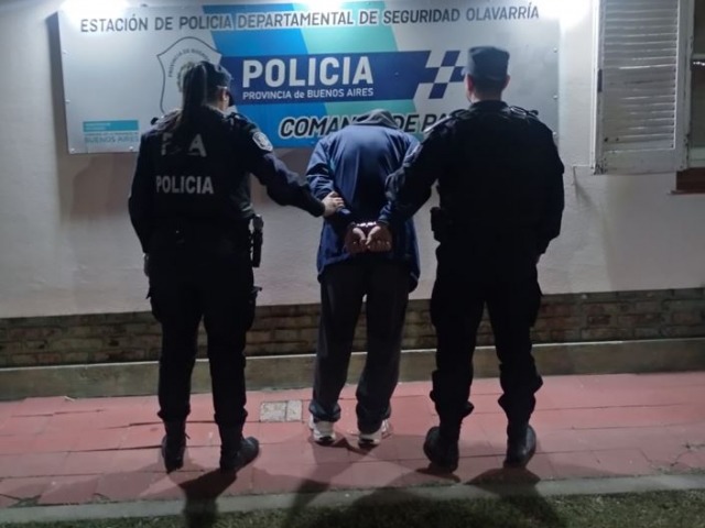 Le peg� a un hombre para robarle el celular y termin� aprehendido